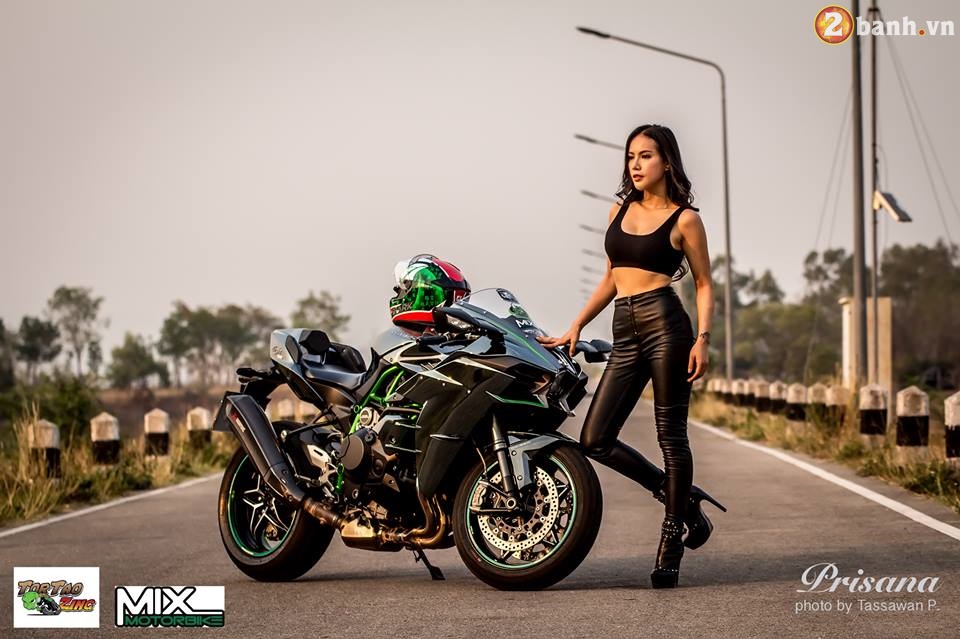 Kawasaki ninja h2 hầm hố đọ dáng cùng nữ biker xinh đẹp