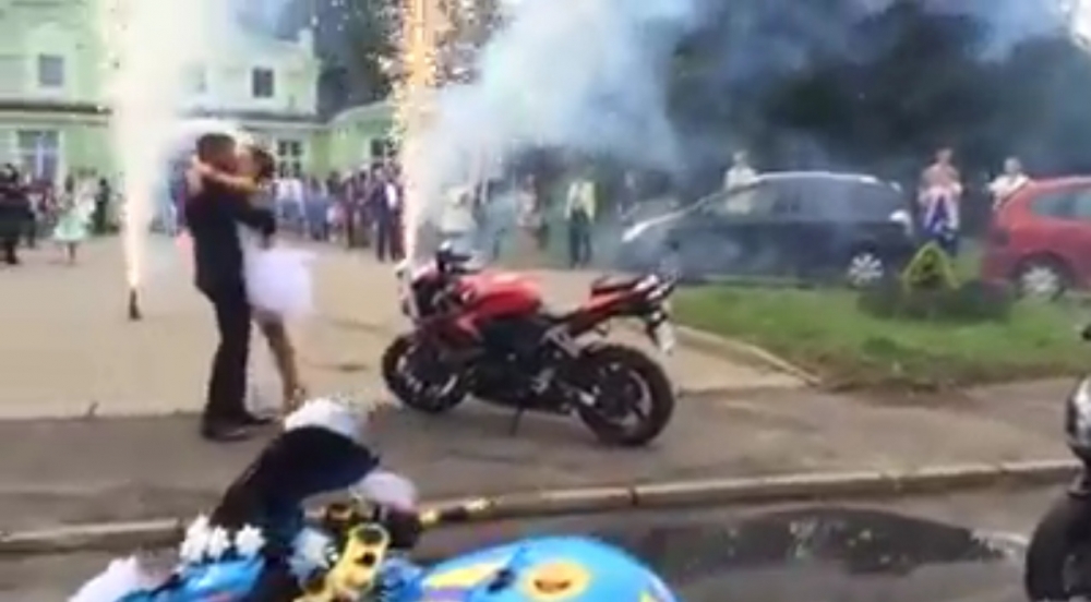 clip đám cưới đầy khói và tiếng ồn của một biker