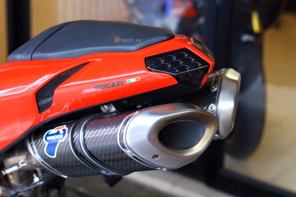 Ducati 848 evo đơn điệu với dàn đồ chơi hàng hiệu