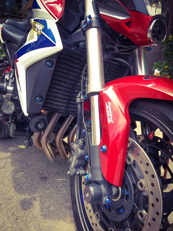 Honda cb1000r nổi bật cùng loạt trang sức hàng hiệu của biker việt