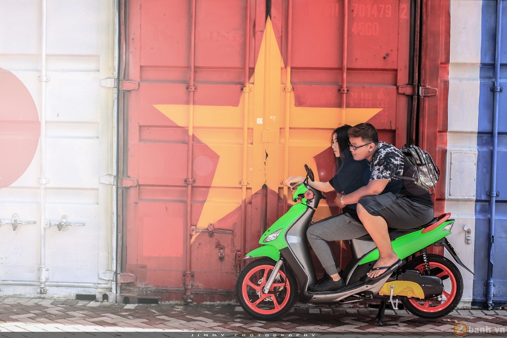 Super mini scooter nổi bật tạo dáng cùng teen girl sài thành