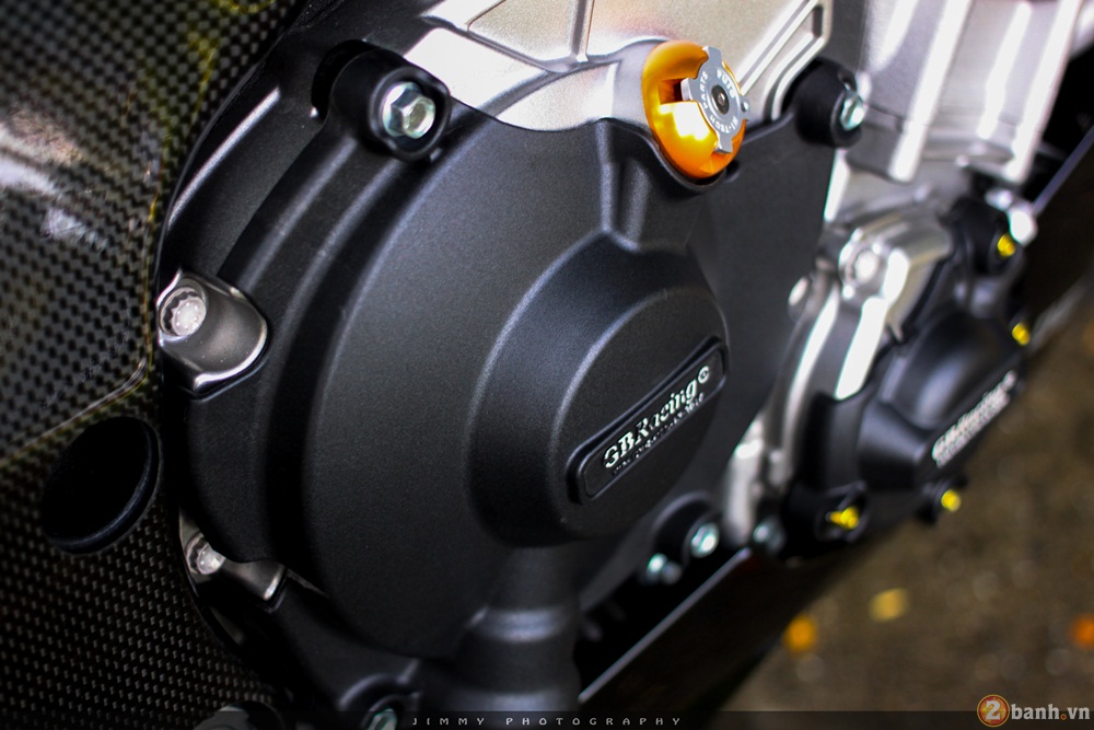 Xe đua thương mại r1 đẳng cấp trong dàn áo carbon và đồ chơi hàng hiệu
