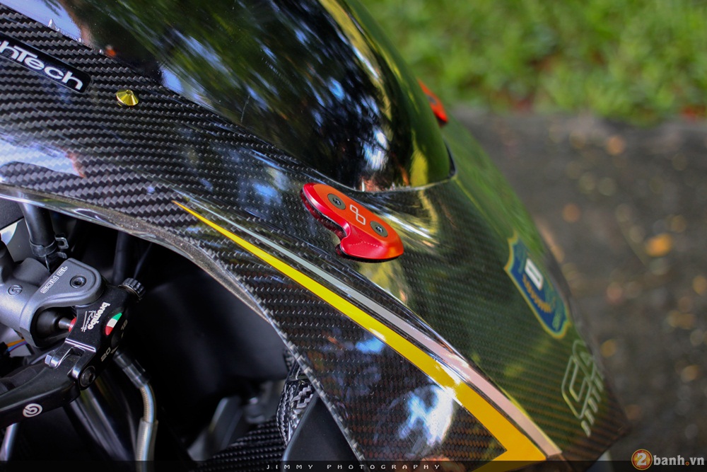 Xe đua thương mại r1 đẳng cấp trong dàn áo carbon và đồ chơi hàng hiệu