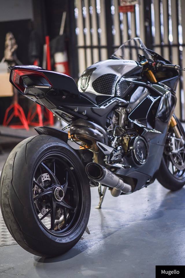 Ducati V4S Panigale ve dep toan nang voi trang bi full Black - 11