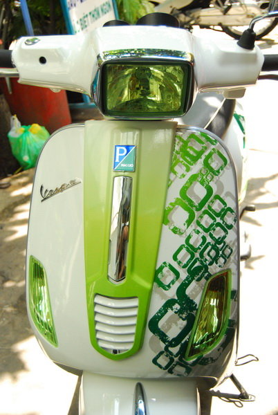 Vespa S green camon cua Saigon Air Brush