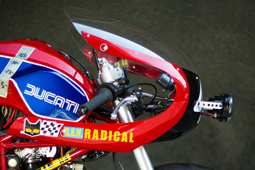 Ducati Monster M900 phong cach xe dua - 2