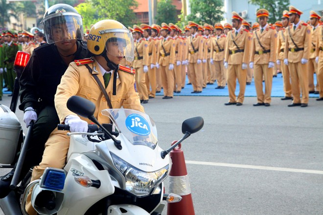 Sinh vien Canh sat lai mo to khung dieu hanh hoanh trang - 5