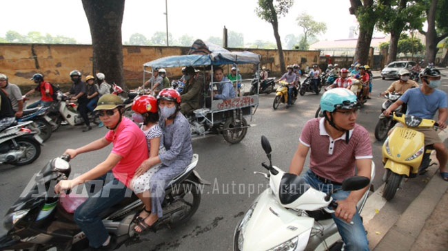 Giao thong dong duc gan nha tuong Giap khong co canh sat phan luong