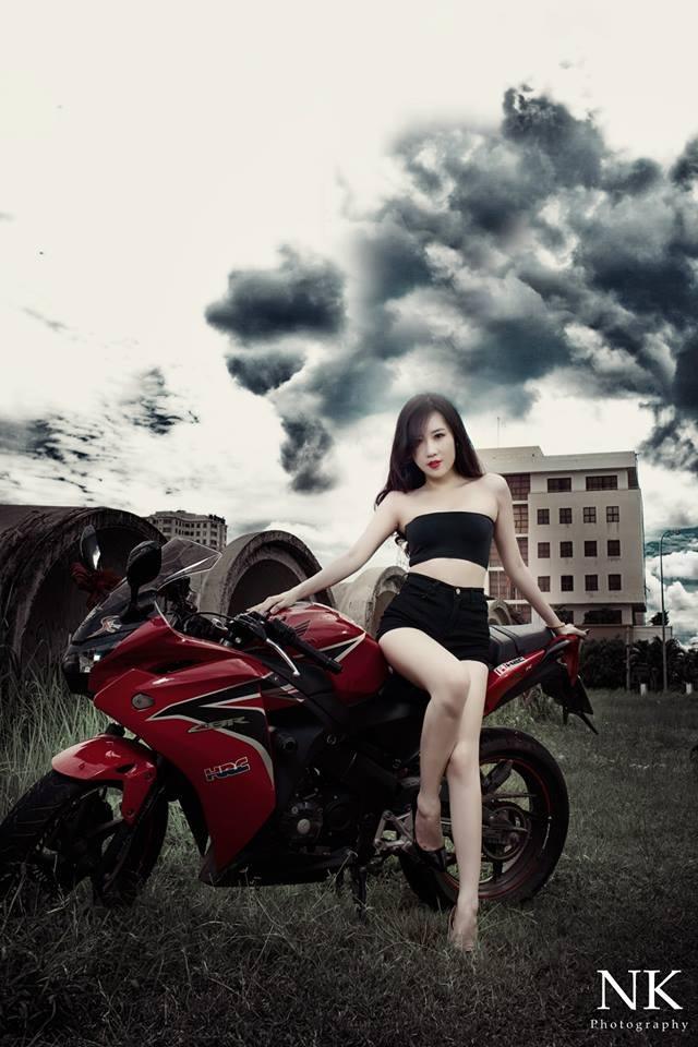 Hot girl ben canh xe Moto - 5