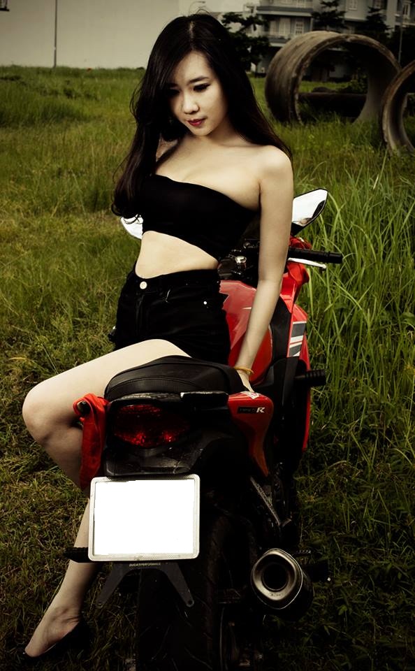 Hot girl ben canh xe Moto - 3
