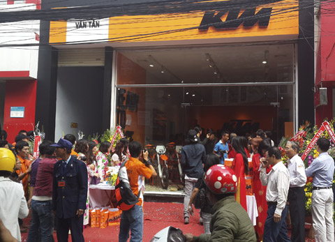 KTM Van Tan Showroom tai Ha Noi khai truong - 4