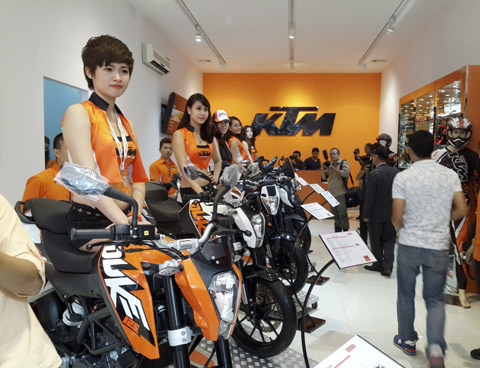 KTM Van Tan Showroom tai Ha Noi khai truong