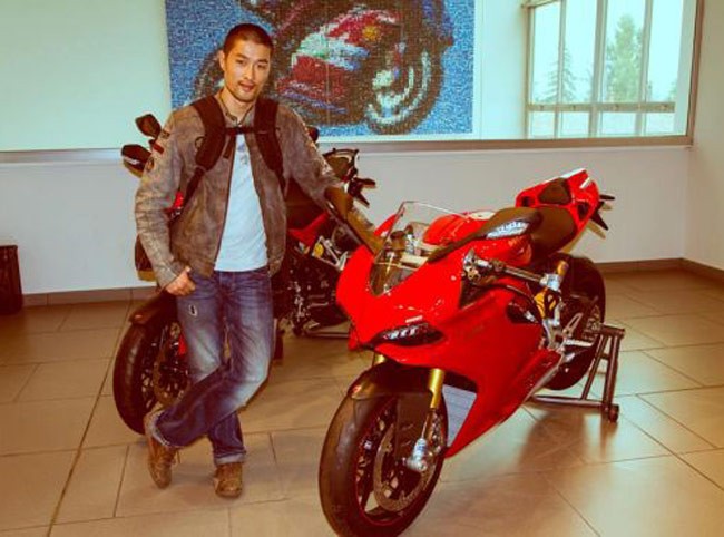Johnny Tri Nguyen tham quan nha may Ducati