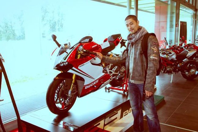 Johnny Tri Nguyen tham quan nha may Ducati - 8