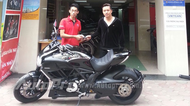 Ca si Tuan Hung ruoc xe khung Ducati Diavel Cromo ve nha