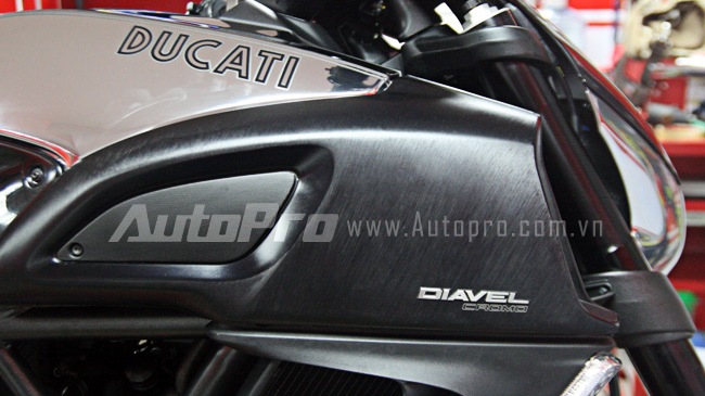 Ca si Tuan Hung ruoc xe khung Ducati Diavel Cromo ve nha - 5