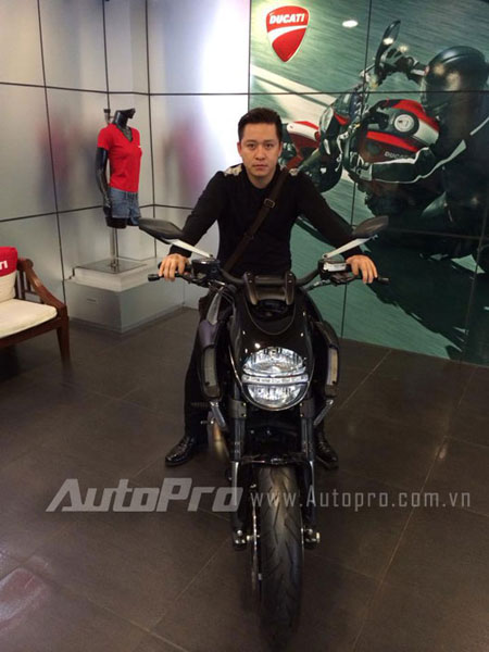 Ca si Tuan Hung ruoc xe khung Ducati Diavel Cromo ve nha - 6