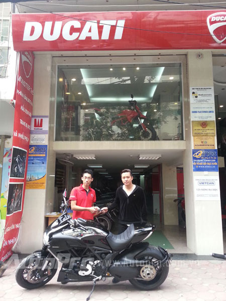 Ca si Tuan Hung ruoc xe khung Ducati Diavel Cromo ve nha - 7