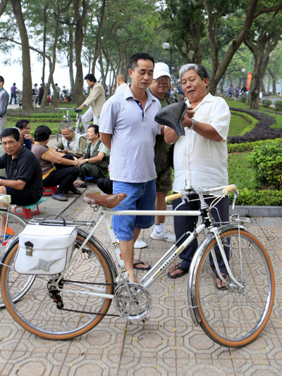 Xe đạp nhôm 73 năm tuổi dạo phố Sài Gòn