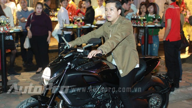 Tuan Hung cuoi moto Ducati Diavel Cromo di du su kien