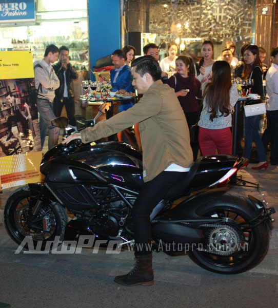 Tuan Hung cuoi moto Ducati Diavel Cromo di du su kien - 2