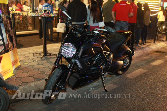 Tuan Hung cuoi moto Ducati Diavel Cromo di du su kien - 6
