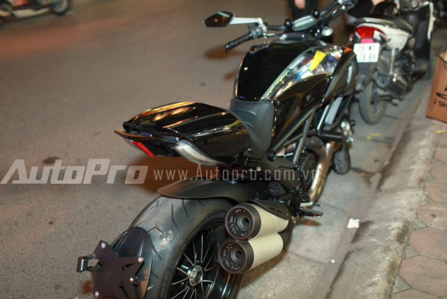 Tuan Hung cuoi moto Ducati Diavel Cromo di du su kien - 7