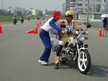 Honda Viet Nam dao tao lai xe phan khoi lon cho CSGT cac tinh - 3