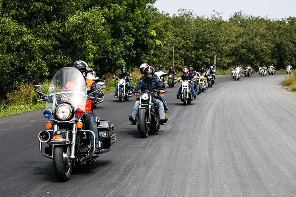 Ngam dan xe khung cua CLB Saigon HOG Harley Owners group dieu hanh tai Ho Tram