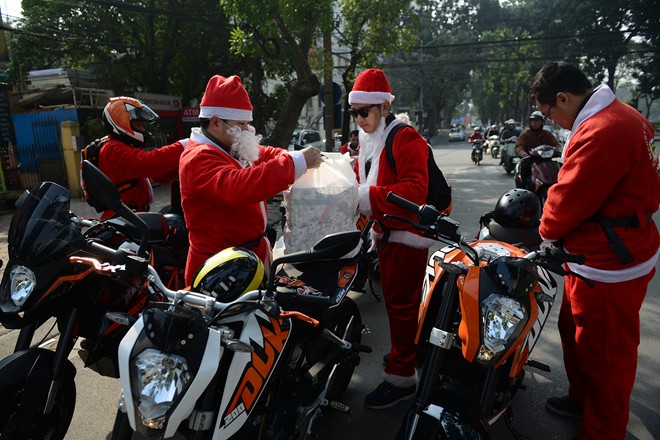 Ong gia Noel Ha Noi cuoi moto khung di trao qua - 2