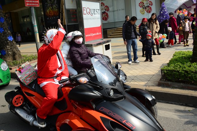 Ong gia Noel Ha Noi cuoi moto khung di trao qua - 8