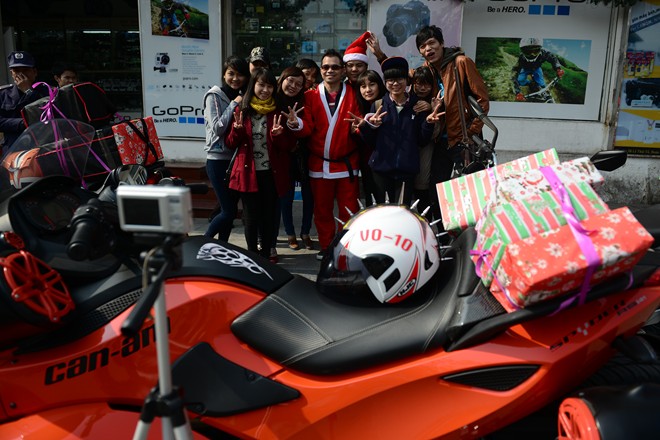 Ong gia Noel Ha Noi cuoi moto khung di trao qua - 10