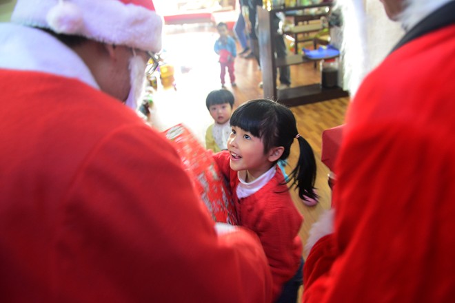 Ong gia Noel Ha Noi cuoi moto khung di trao qua - 12