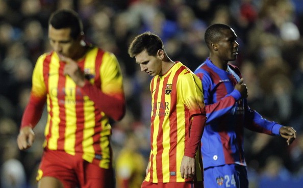 Barca hoa Levante Lionel Messi bat luc truoc hang phong ngu cua Levante
