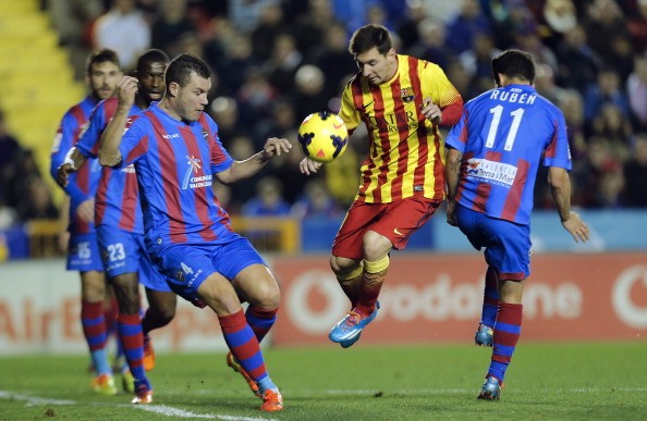 Barca hoa Levante Lionel Messi bat luc truoc hang phong ngu cua Levante - 2