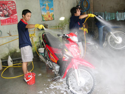 Với dịch vụ rửa xe chuyên nghiệp, chiếc xe của bạn sẽ được chăm sóc đúng cách với các sản phẩm và thiết bị chuyên dụng. Xem hình ảnh về dịch vụ này để có thêm niềm tin và sự yên tâm khi sử dụng.