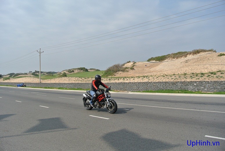 Ducati Hyperstrada chinh phuc Phan Thiet - 4
