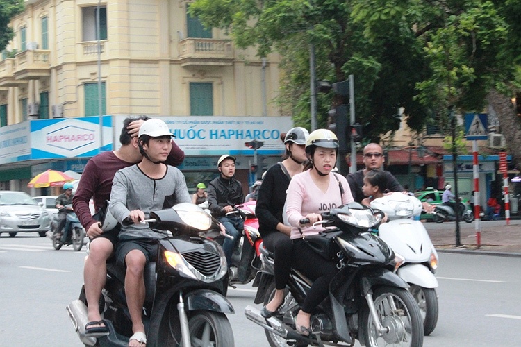 Mua SH de cua gai dep chi la suy nghi cua tre trau bay gio