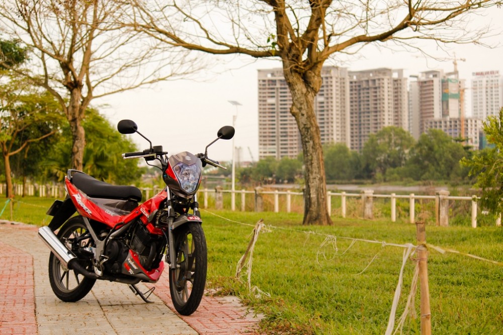 Suzuki raider 150 phong cach Yoshimura - 4