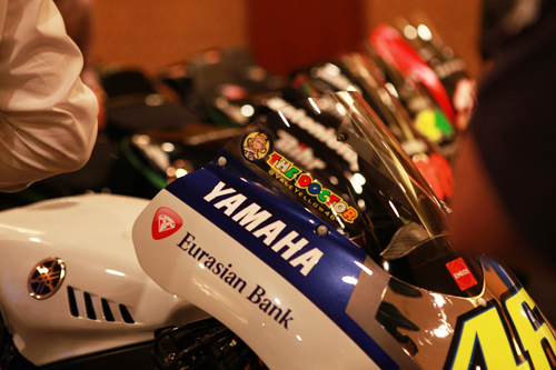 Nhung thay doi tren chiec Moto Yamaha YZRM1 2014 - 11