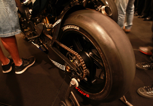 Nhung thay doi tren chiec Moto Yamaha YZRM1 2014 - 17