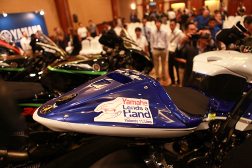 Nhung thay doi tren chiec Moto Yamaha YZRM1 2014 - 18