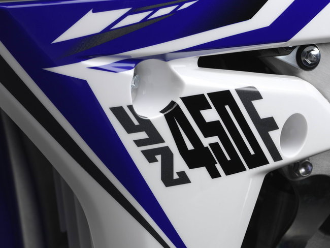 Valentino Rossi tro tai cung mau moto dia hinh YZ450F 2014 - 13