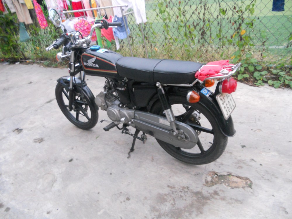 Xe con tay nen mua Exciter hay Honda CBTwin don Tracker