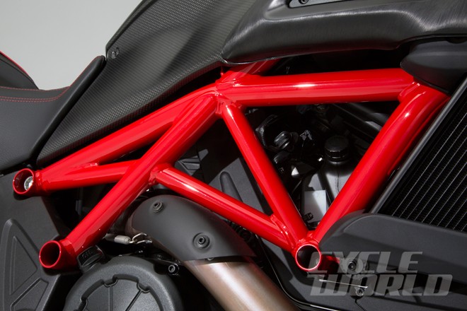 Ducati gioi thieu mau Diavel 2015 - 16