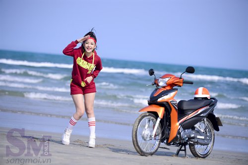 Hot girl Chi Pu dao choi Hoi An cung Honda Wave RSX Fi - 4