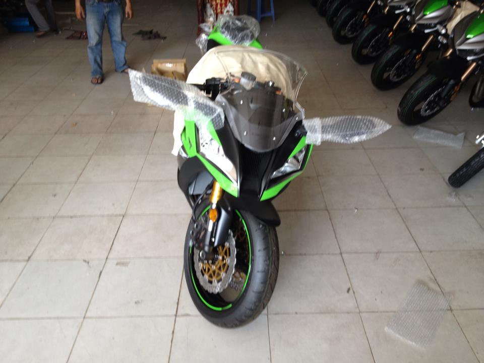 Ngam Kawasaki ZX10r hang moi dap thung tai Viet Nam