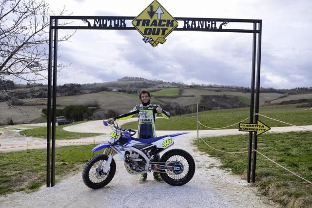 Valentino Rossi tro tai cung mau moto dia hinh YZ450F 2014