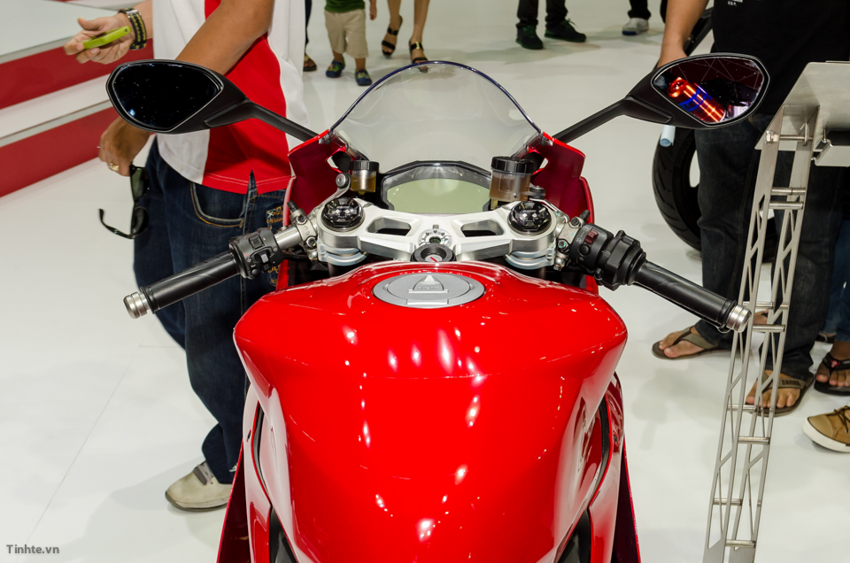 Ducati 1199 Panigale S khac gi so voi ban Superleggera - 7