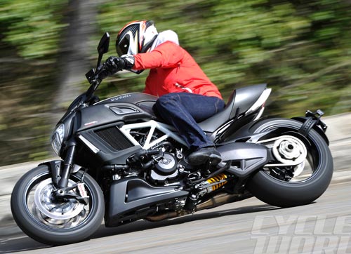 Ducati Diavel 2015 cong bo gia - 2